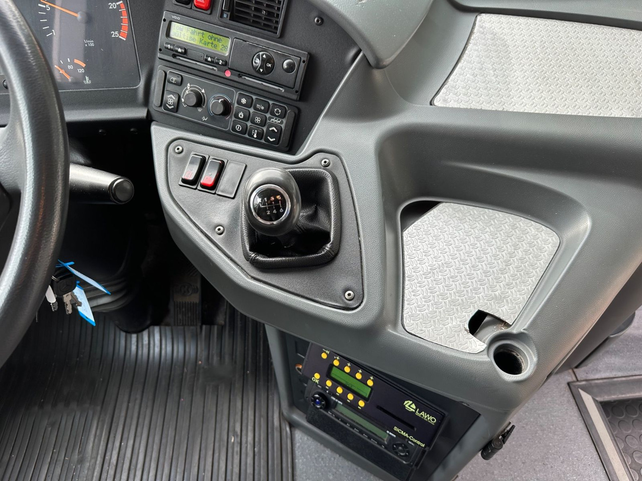 Suburban bus Mercedes-Benz O550 Integro (56 Sitze*Klima*Schalt): picture 17