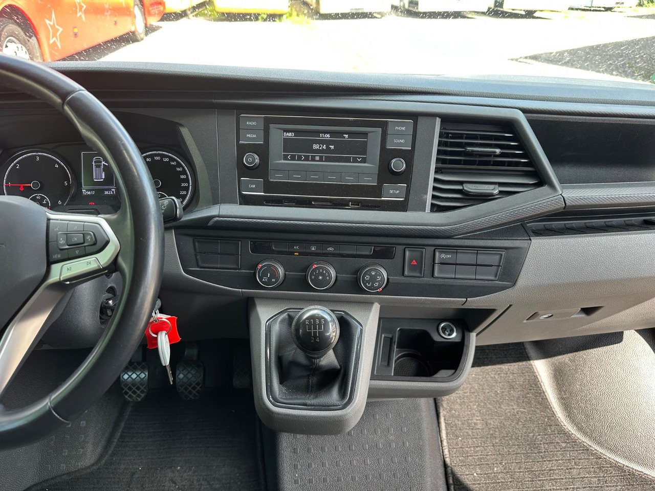 People carrier Volkswagen T6 Kombi (PDC Hi*ACC*StandHz*9 Sitzer*AC): picture 13